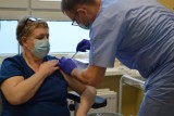 Rozpoczęły się szczepienia przeciwko COVID-19 w Tomaszowie. Kto zaszczepił się jako pierwszy? [ZDJĘCIA, FILM]