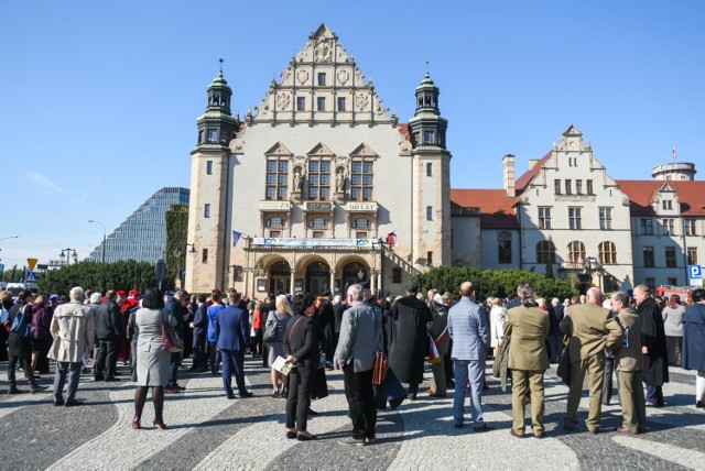 Uniwersytety wchodzące w skład dawnego Uniwersytetu Poznańskiego organizują konkurs na zawartość Kapsuły Czasu. Jedną z nagród jest 3 tys zł, oraz zaproszenie na okaziciela na uroczystość za 100 lat.