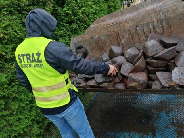 W punkcie skupu złomu w Przemyślu funkcjonariusze ujawnili 1330 kg skradzionych elementów surówki hutniczej pochodzącej z kolejowego terminalu przeładunkowego w Krównikach koło Przemyśla.