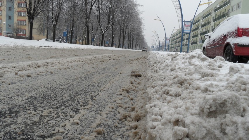 ZIMA NA DROGACH: Na głównych drogach w Tychach dużo rozjeżdżonego śniegu [ZDJĘCIA]