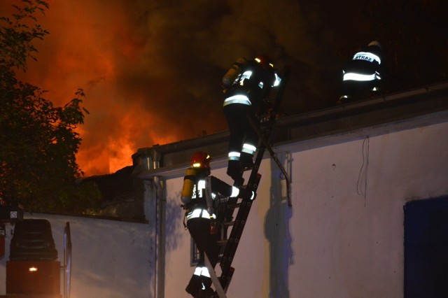 Ogień szybko rozprzestrzenił się po całym 400- metrowym budynku.