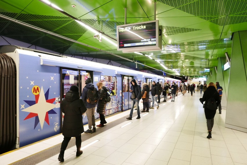 Świąteczne metro w Warszawie 2021. Kolorowe pociągi ponownie wyjechały na trasę. Jak wyglądają w tym roku?