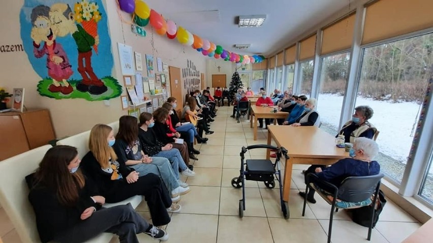 Uczniowie Szkoły Podstawowej nr 2 w Tuszynie czytali wspomnienia z czasów II wojny światowej