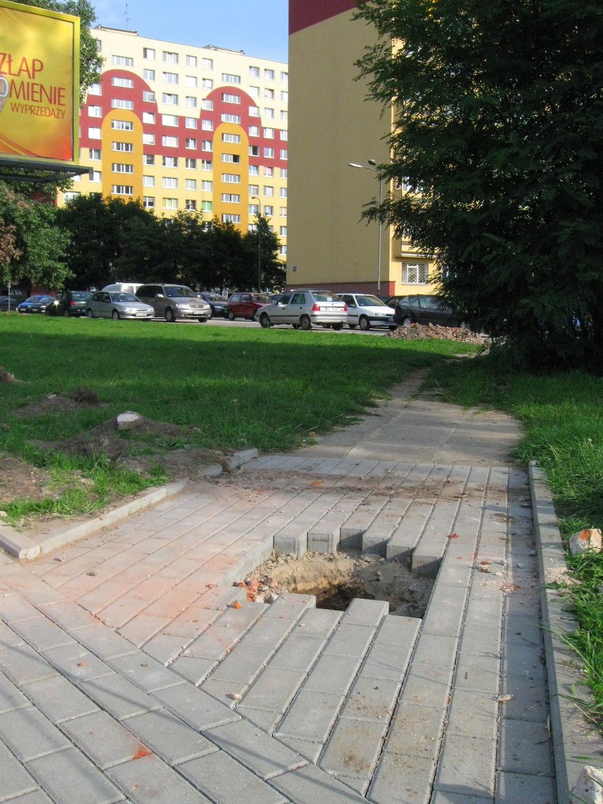 W nowym chodniku przy Limanowskiego w Łodzi wykopano dziurę.