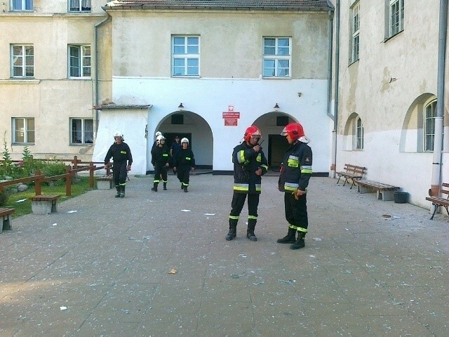W wyniku wybuchu gazu ucierpiała nie tylko szkoła. W tym samym budynku mieściły się lokale komunalne. Zdjęcie z akcji ratowniczej, z maja br.