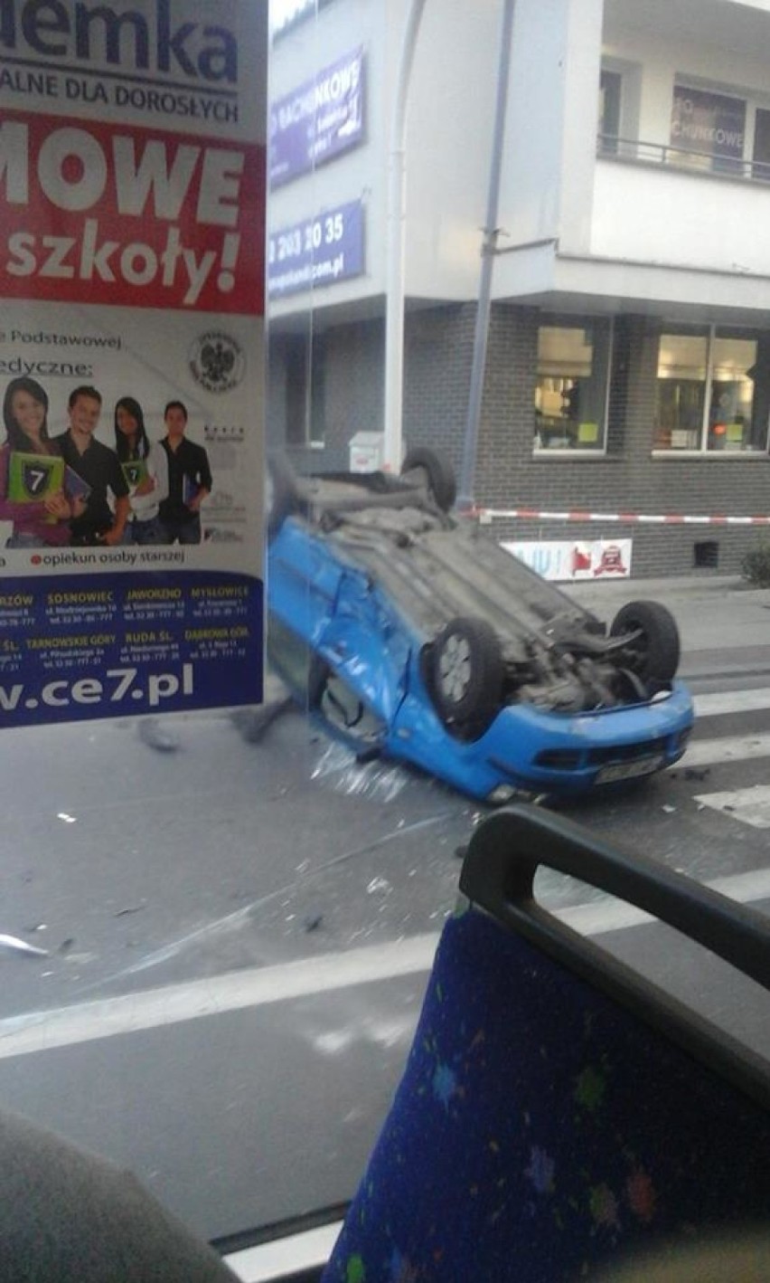 Wypadek w Katowicach na Sokolskiej. Zderzenie samochodów, dachował fiat panda [ZDJĘCIA]