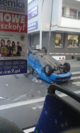 Wypadek w Katowicach na Sokolskiej. Zderzenie samochodów, dachował fiat panda [ZDJĘCIA]