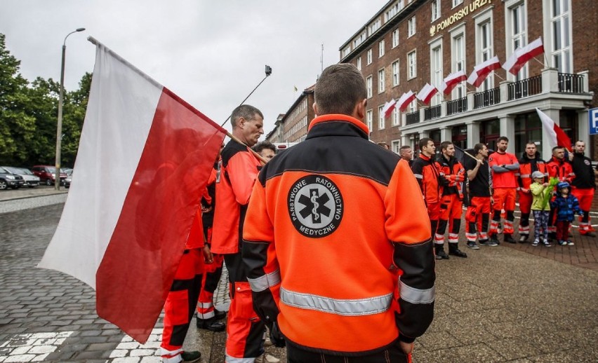 Ratownicy medyczni protestowali pod UW w Gdańsku. Walczą o lepsze warunki pracy [WIDEO,ZDJĘCIA]