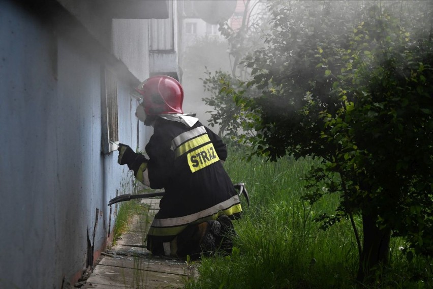 Pożar w bloku na osiedlu Barwinek w Kielcach! Dym widać z daleka. Ewakuowano kilkudziesięciu mieszkańców