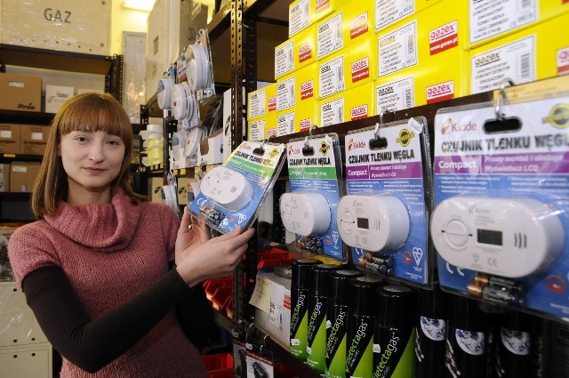 Joanna Kołcz, sprzedawczyni z krakowskiego sklepu z atestowanymi czujnikami tlenku węgla, pokazuje detektory. Najtańsze takie urządzenie kupimy za mniej niż 100 złotych