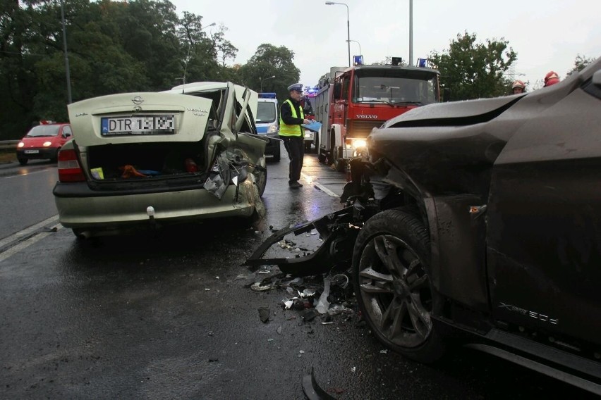 Wrocław: Opel wjechał w BMW (ZDJĘCIA)