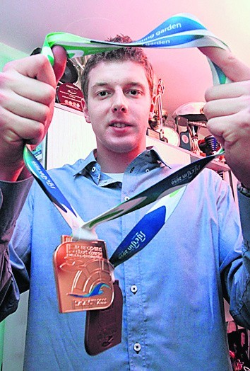Konrad Czerniak (Wisła Puławy) prezentuje medale z ME seniorów w Szczecinie (2011)