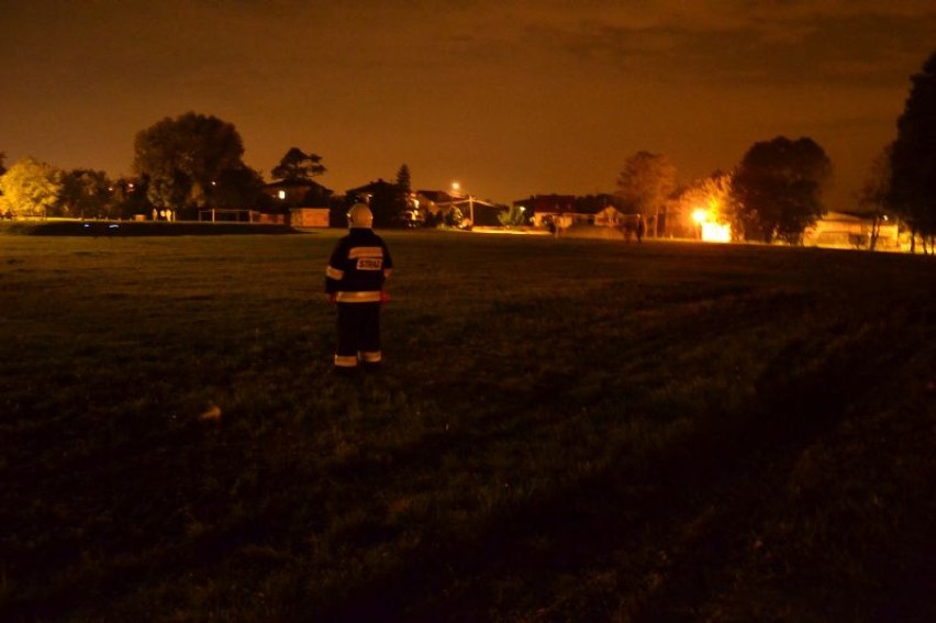 Ćwiczenia OSP w Lędzinach: Strażacy naprowadzali nocą helikopter na lądowisko