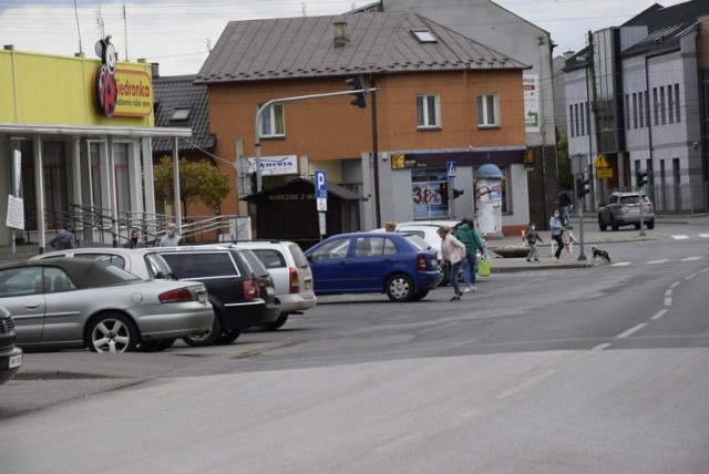 W niedzielne popołudnie (26 kwietnia) w Skierniewicach było spokojnie i sennie. Nieliczni mieszkańcy wyszli na ulice, niektórzy uzupełniali zapasy w czynnych marketach. Większość wolny czas raczej spędzała w domach.