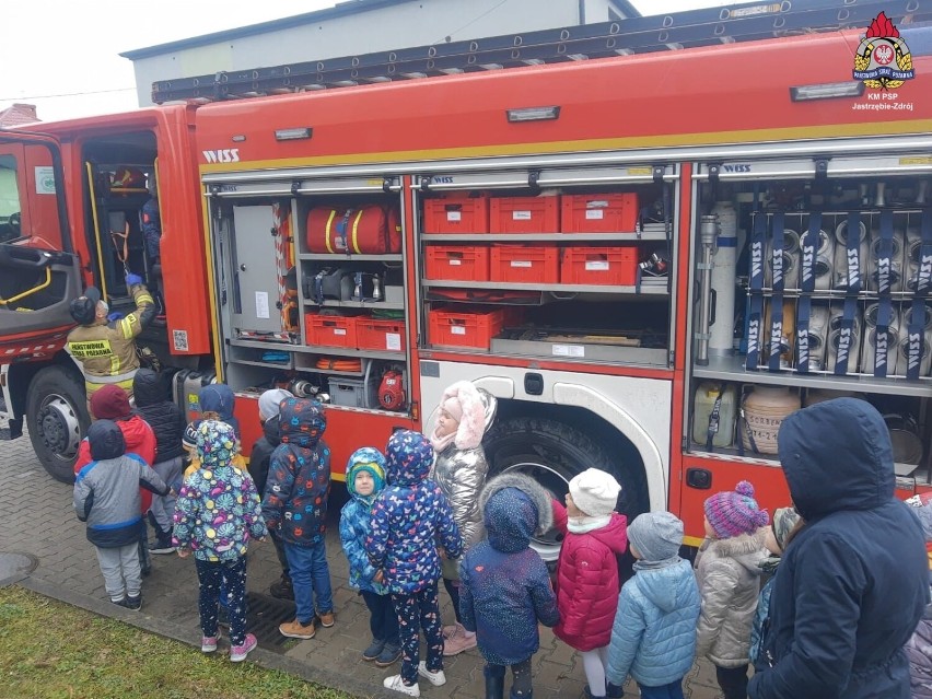 Po sprawnej ewakuacji, strażacy zaprosili przedszkolaków do...