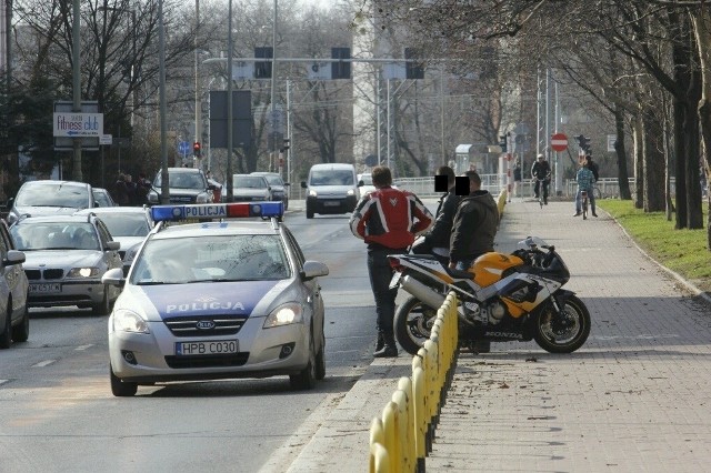 Motocykl po upadku dalej sam nie pojechał. Łańcuch zablokował koło