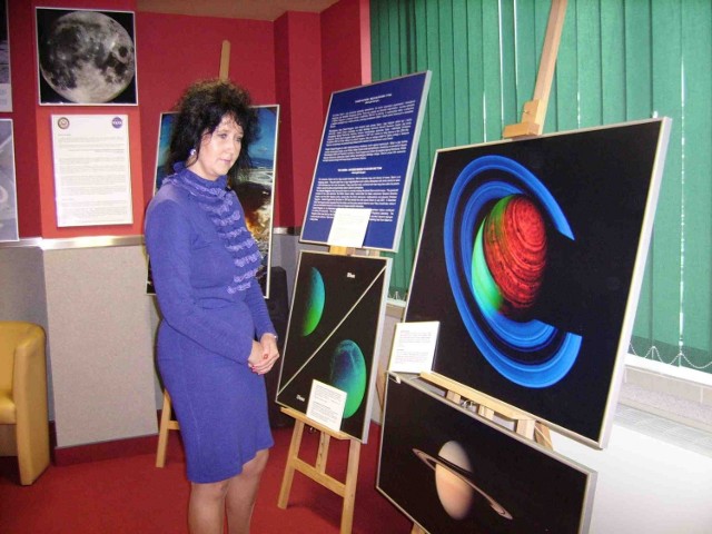 Agnieszka Skwara przy zdjęciach wykonanych przez NASA