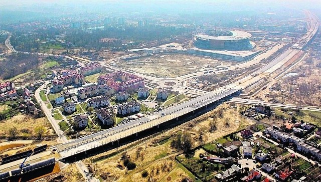 Autostradowa obwodnica Wrocławia (na pierwszym planie), stadion, nowe ronda na Euro 2012 - krajobraz Maślic zmienia się jak w kalejdoskopie