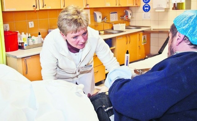 Izabela Ratajska próbuje pobrać krew od pacjenta przy ul. Kamieńskiego we Wrocławiu.