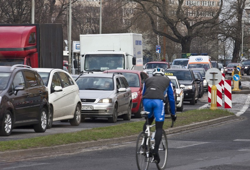 Znów chaos na Legnickiej i pl. Jana Pawła II (ZDJĘCIA, FILM)