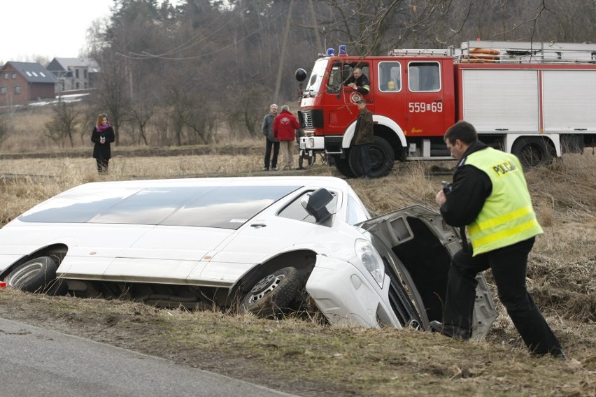 Wypadek busa pod Wrocławiem. 7 licealistów rannych (ZDJĘCIA)