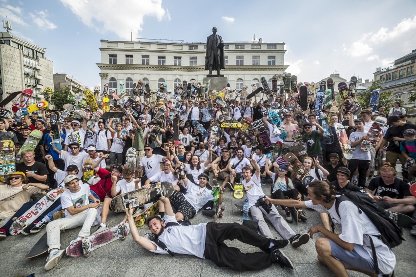 Deskorolkarze opanowali ulice Warszawy. 21 czerwca licznie obchodzili swoje święto!