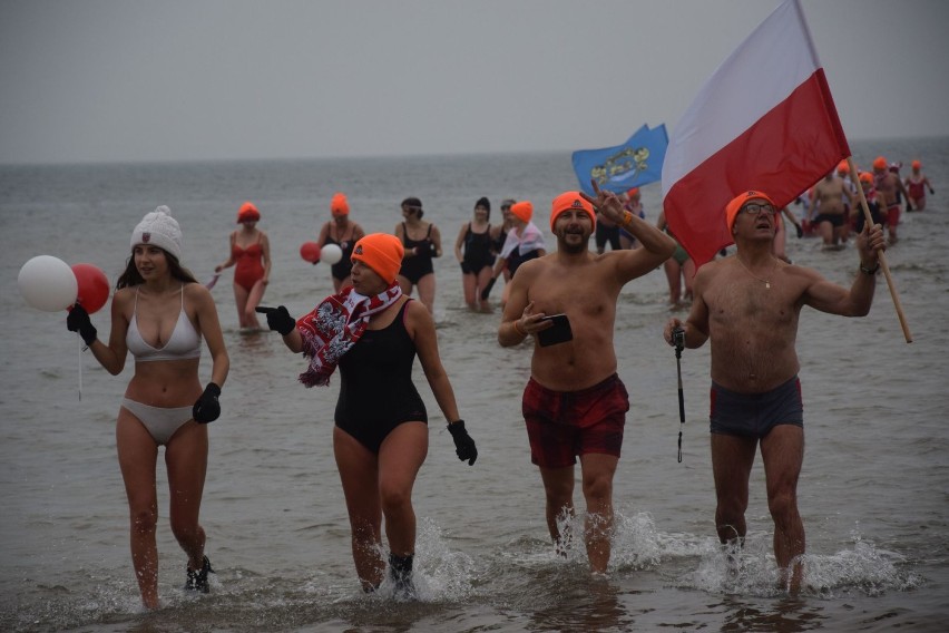 Morsy Puck świętowały niepodległość w wodzie. Mroźna kąpiel w Zatoce Puckiej odbyła się przy biało-czerwonych barwach i muzyce | ZDJĘCIA