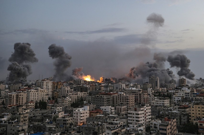 Atak Hamasu na Izrael spowodował akcję odwetową, w wyniku...