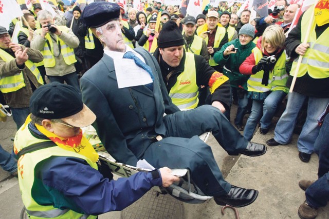 Związki uważają, że zarząd firmy jest nieudolny, niekompetentny i z nadania politycznego