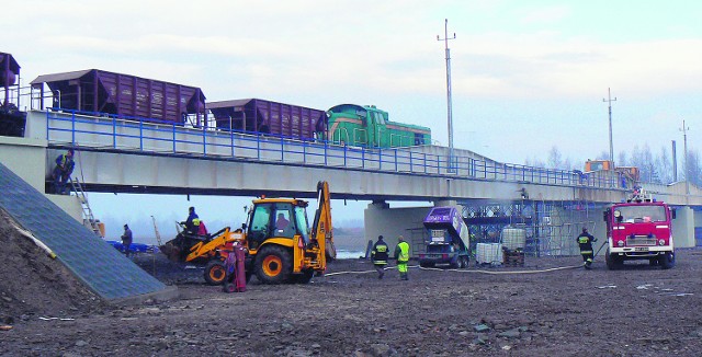 We wtorek przez nowy most przejechał pociąg z tłuczniem na nasypy kolejowe