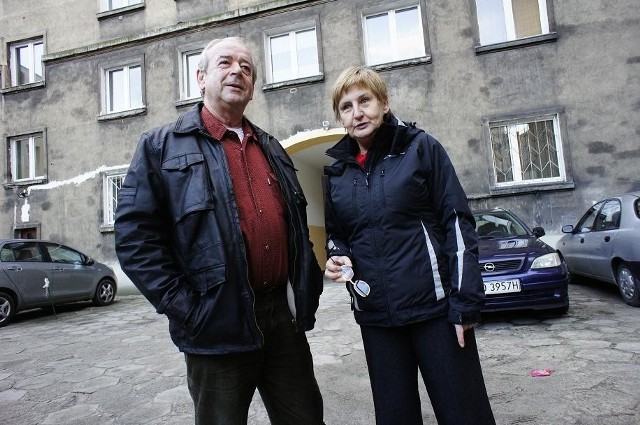 Piotr Szczodrowski oraz Maria Kaźmierczak uważają, że użytkownicy garaży powinni płacić wspólnocie. - Niech to będzie chociaż kilkadziesiąt złotych rocznie - mówią.