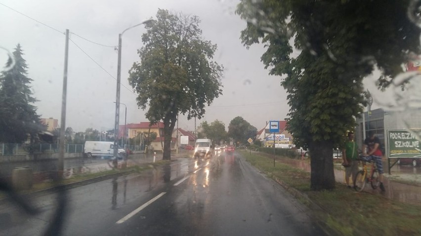 Gwałtowne opady deszczu. Zalane domy, samochody i gostyński rynek [ZDJĘCIA] 