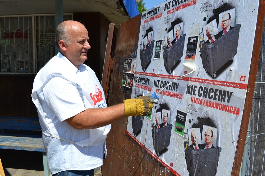 Stocznia Gdańska: Plakaty &quot;Solidarności&quot; przeciw Leninowi i Adamowiczowi [ZDJĘCIA]