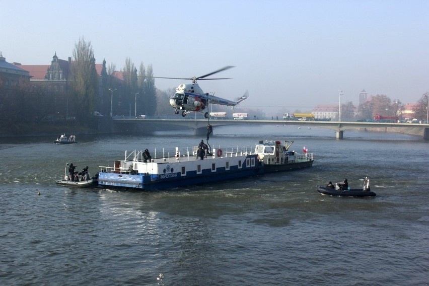 Antyterroryści i helikoptery nad Odrą. Ratownicy ćwiczą (MNÓSTWO ZDJĘĆ)