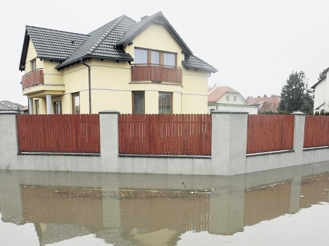 Oczywiście warto ubezpieczyć siebie, rodzinę oraz swój majątek na wypadek powodzi.