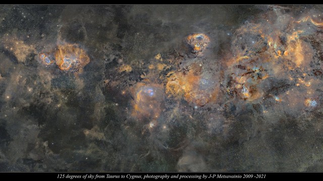 Mieszkający niecałe 150 km od koła podbiegunowego fotograf, J-P Metsavainio, przez 12 lat tworzył niezwykłą, mozaikową fotografię Drogi Mlecznej, na którą złożyły się 234 kadry i 1250 godzin naświetlania. Efekt jest oszałamiający, a to zaledwie wycinek naszej galaktyki. Obraz obejmuje ok. 20 milionów gwiazd, podczas gdy cała Droga Mleczna ma ich setki miliardów. Zobacz nieziemskie zdjęcia w galerii.

credits: J-P Metsavainio, AstroAnarchy
 