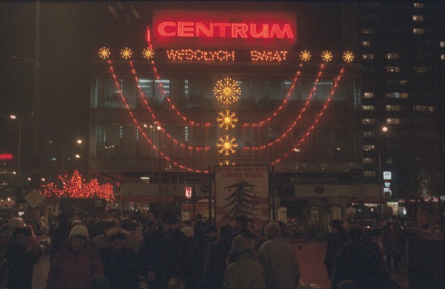 Dekoracje bożonarodzeniowe w Śródmieściu stolicy. Nz. iluminacje świąteczne Domów Towarowych Centrum - widok od ul. Marszałkowskiej róg Alej Jerozolimskich.