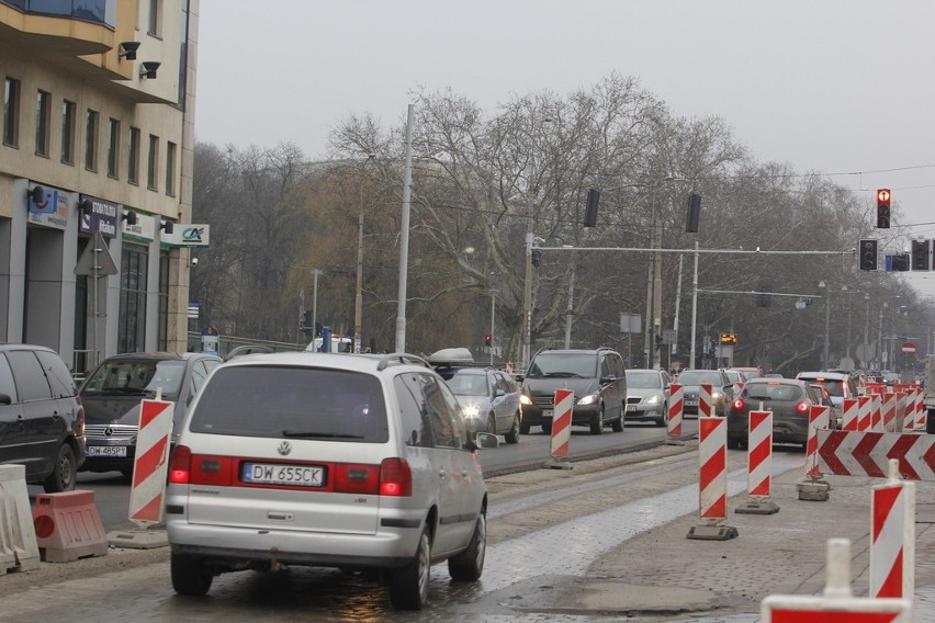 Remontują plac Orląt Lwowskich. Korkują się Podwale i Robotnicza (ZDJĘCIA)