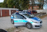 Policję zainteresował stojący na poboczu samochód. 69-letni mężczyzna przeżył dzięki pomocy policjantów