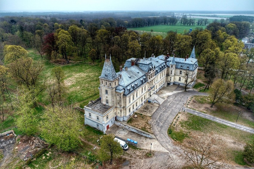 Pałac w Trzebiechowie (powiat zielonogórski) leży 30 km od...