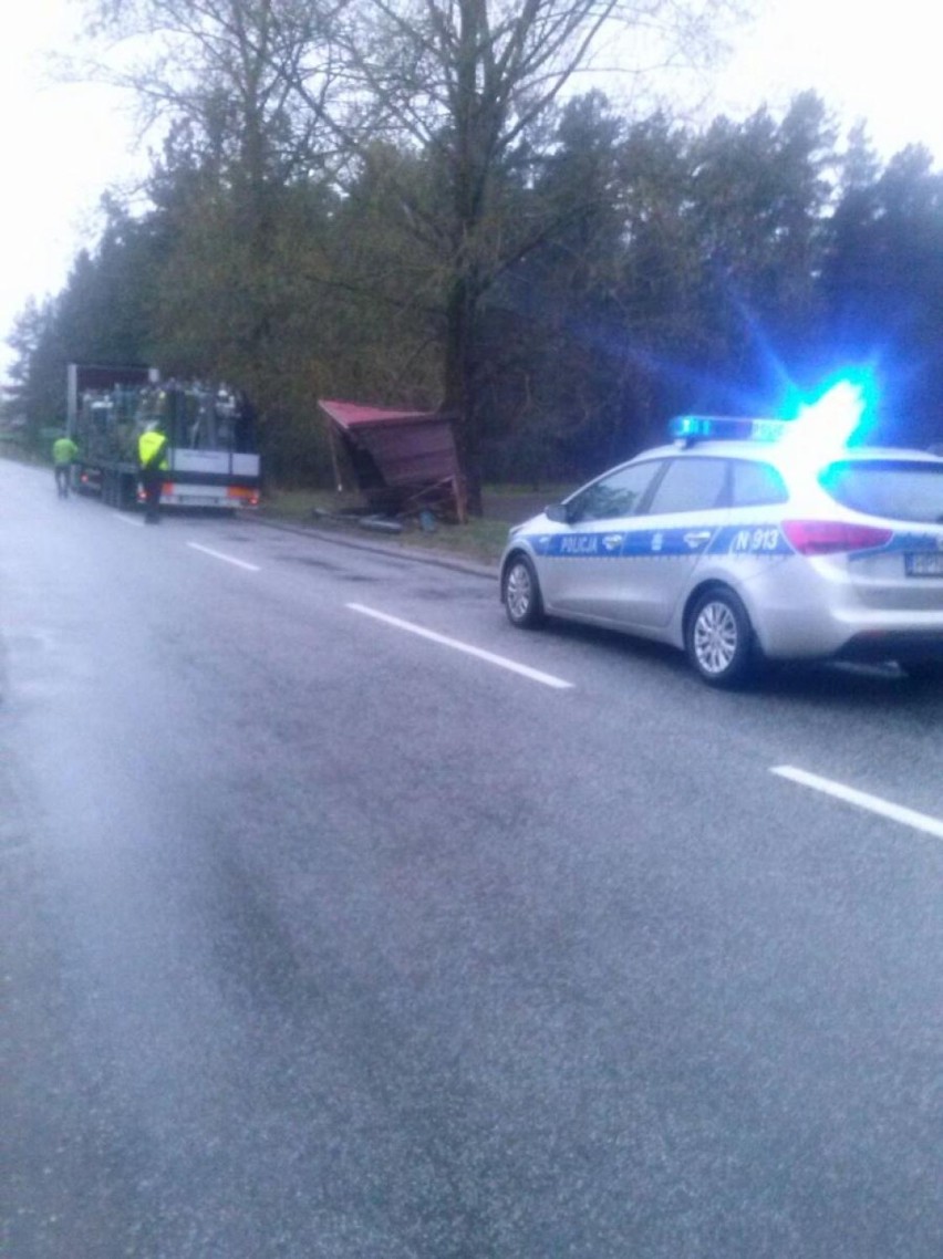 O włos od tragedii. Ładunek spadł z naczepy i zniszczył...