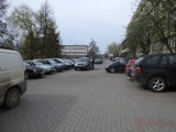 Parking przy starostwie w Sokółce. Niby jest, a petenci muszą szukać miejsc pod blokami 