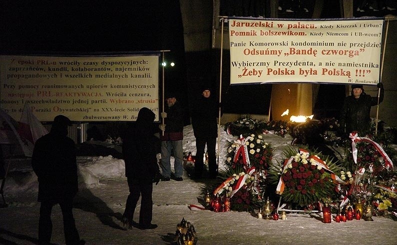 Prezydent Bronisław Komorowski złożył wieniec i zapalił...