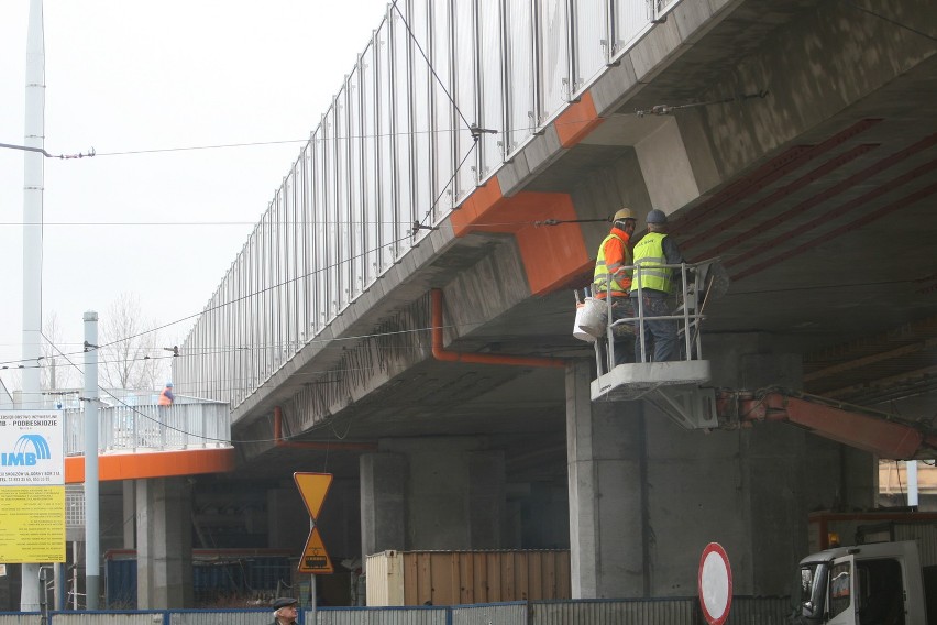 Chorzów: Estakada będzie szara, choć miała być pomarańczowo-brązowa [ZDJĘCIA]