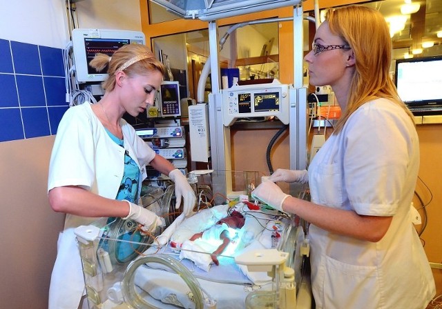 Paulina i Justyna pracują na oddziale intensywnej terapii. To tutaj trafiają noworodki w najcięższym stanie. Nie przeżyłyby bez fachowej opieki.