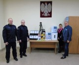 Sprzęt dla policjantów z Andrychowa. Przekazali go "Mikołaje" w postaci miejscowego burmistrza i pani wójt Wieprza