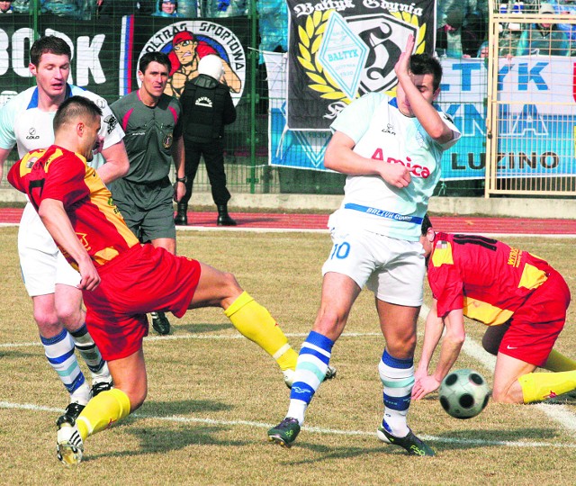 Piłkarze Chojniczanki Chojnice (żółto-czerwone stroje) stworzyli sobie więcej okazji do strzelenia bramek, ale bez efektu