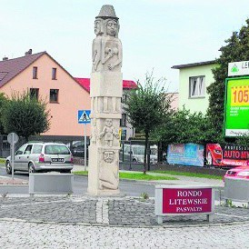 Posąg bożka Światowida na rondzie w Żorach