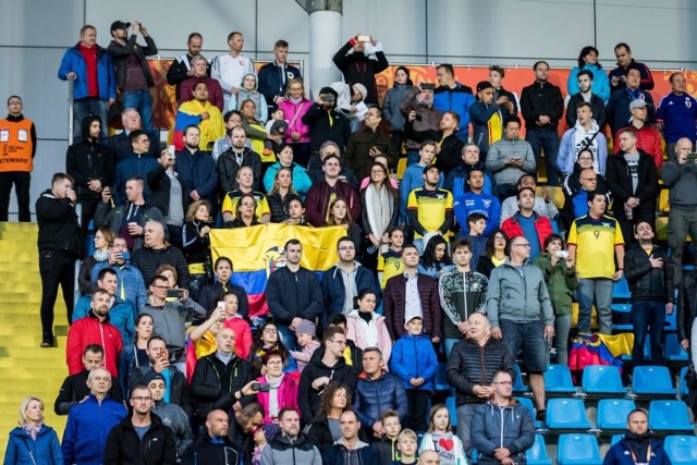 Ruszyły mistrzostwa świata do 20 lat w piłce nożnej. W czwartek na stadionie Zawiszy reprezentacja Ekwadoru zremisowała z Japonią 1:1. Mecz miał szalony przebieg. Zespół z Ameryki Płd. wyszedł na prowadzenie w 45. minucie, gdy bramkarz Tomoya Wakahara piąstkował tak nieszczęśliwie, że piłka trafiła Kagawę w głowę i wpadła do bramki. W 52. minucie powinno być 2:0, ale Rezabala nie wykorzystał rzutu karnego (trafił w słupek). Do wyrównania doprowadził Yamada (68.), wykorzystując koszmarny błąd golkipera Ekwadoru. W czwartkowy wieczór na trybunach stadionu Zawiszy zasiadło dokładnie 3018 widzów. ZOBACZ ZDJĘCIA Z TRYBUN I MURAWY >>>


Flash Info odc 15 - najważniejsze wydarzenia tygodnia

