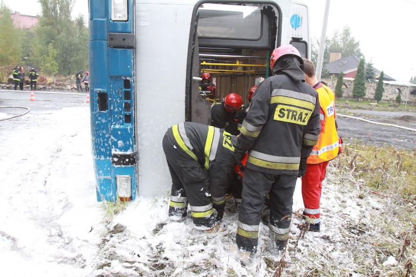 Wypadek autobusu w Lipinach [ZDJĘCIA Z ĆWICZEŃ STRAŻAKÓW]